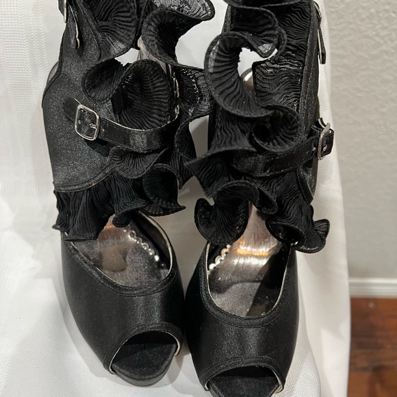 Wild Rose black satin and ruffle shoe size 6.5m - Picture 4 of 6